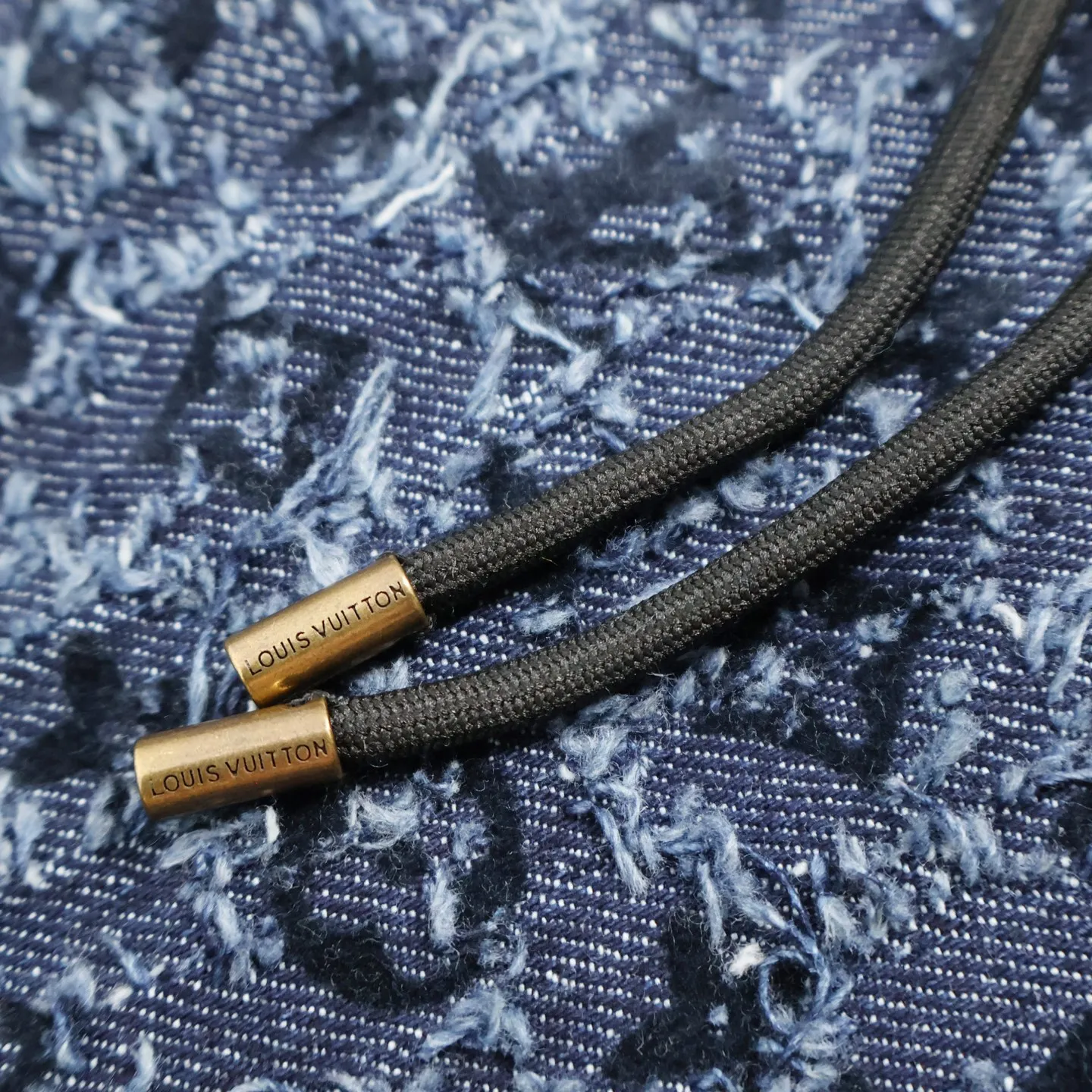 🅿️810 1v 25FW hooded fringed denim jacket. Purchased from ZP for the first time. The vintage siro jacquard sheer fabric is washed and polished with sand and gravel to form an aged texture. The color is too natural. The whole dress does not cut corners. The minimum size is 3 pounds. Heavy jacquard fringe craftsmanship creates the ultimate artistic sense. You can see how complex the craftsmanship of this dress is when you look at the actual thing. The leather tag on the hem has an iron mold pattern in the same color, and it is made of genuine first-layer cowhide suede, which distinguishes it from the vague versions on the market. The lacquered copper bright lettering is clear and delicate, environmentally friendly, fixed and spray-dyed. The sewing tube inside the clothes is hemmed with threads. The workmanship is fine and perfectly restored. It beats all versions on the market instantly. Size:46-48-50-52